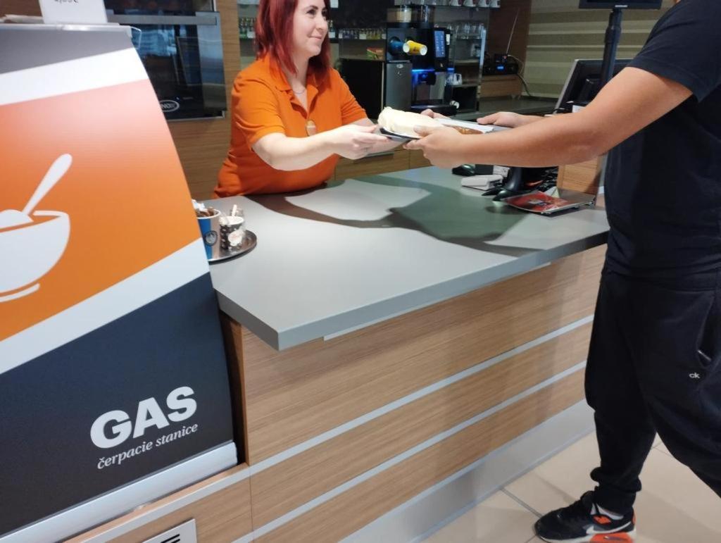 Gas Truck Centrum Holic Ngoại thất bức ảnh
